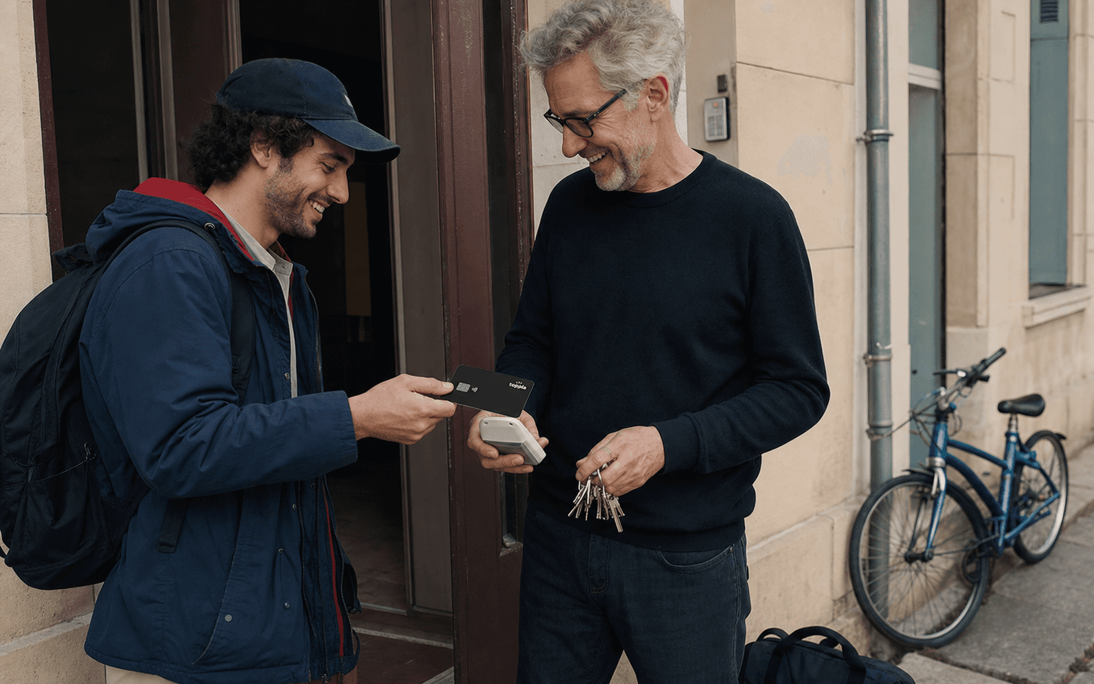 Un hébergeur accueille un collaborateur avec sa carte Toppla